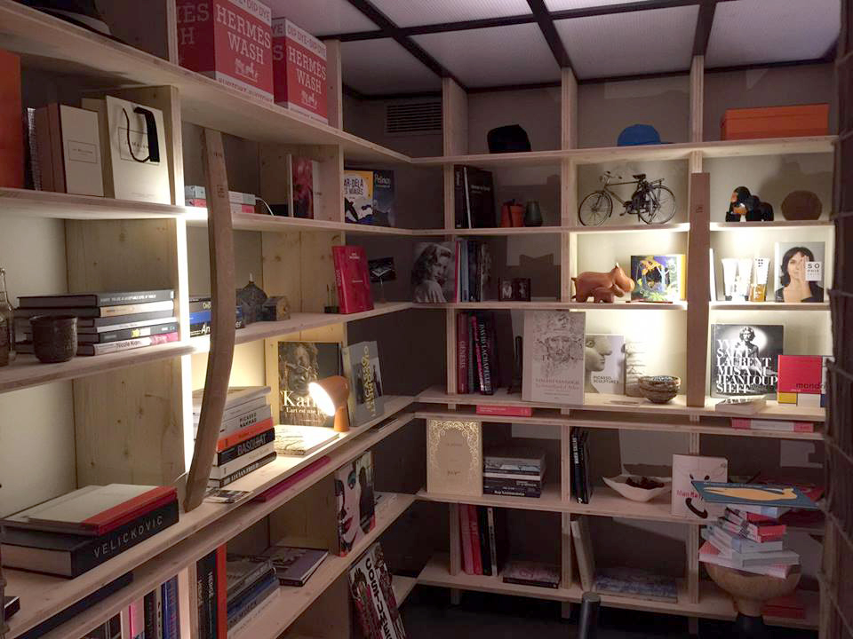 Artisan travaillant le bois dans son atelier